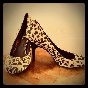 Size 8 BCBG Paris Leopard print pump